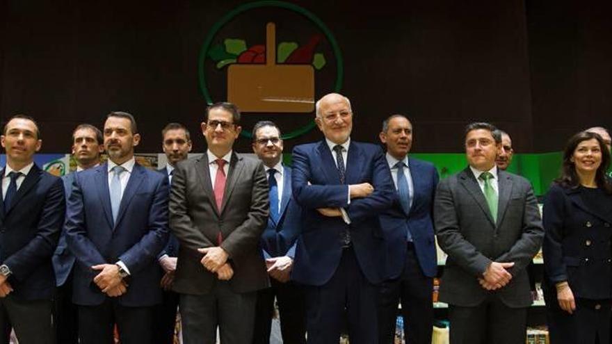 El presidente de Mercadona, Juan Roig, junto con los miembros del comité de dirección, ayer.