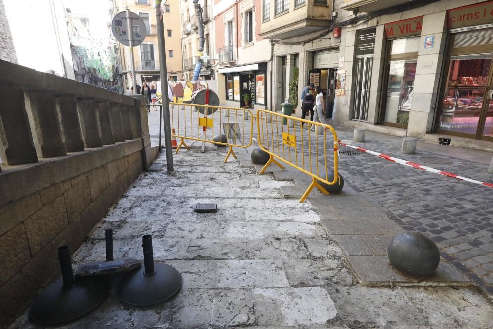 Unes obres impedeixen posar la terrassa durant dos mesos a un bar del Barri Vell