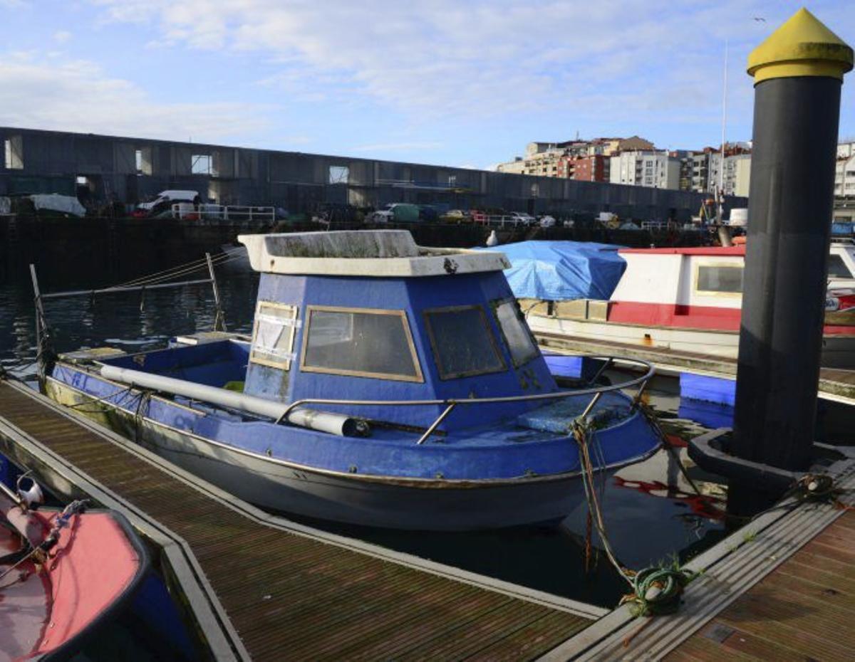 Barco abandonado en Cangas. |  G.N.