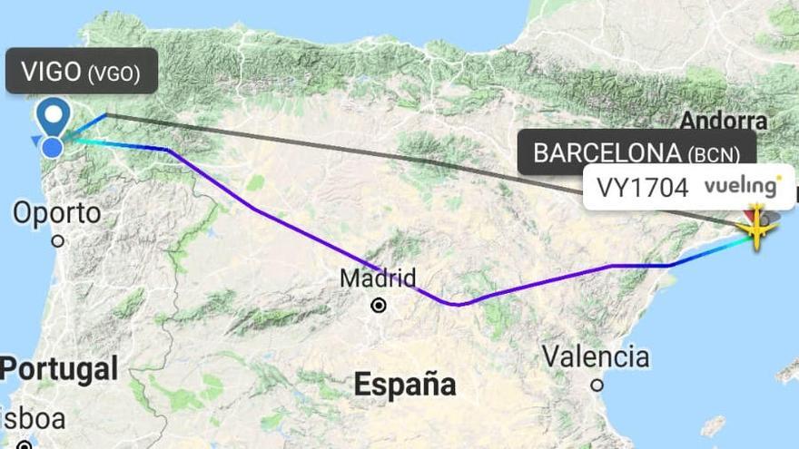 Vueling aborta un aterrizaje en Vigo, vuelve a Barcelona y acaba en  Santiago - Faro de Vigo