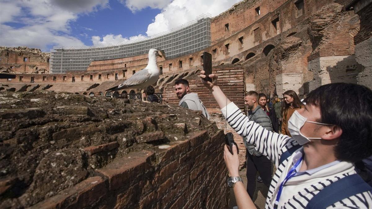 Un turista toma una foto del Coliseo, este sábado