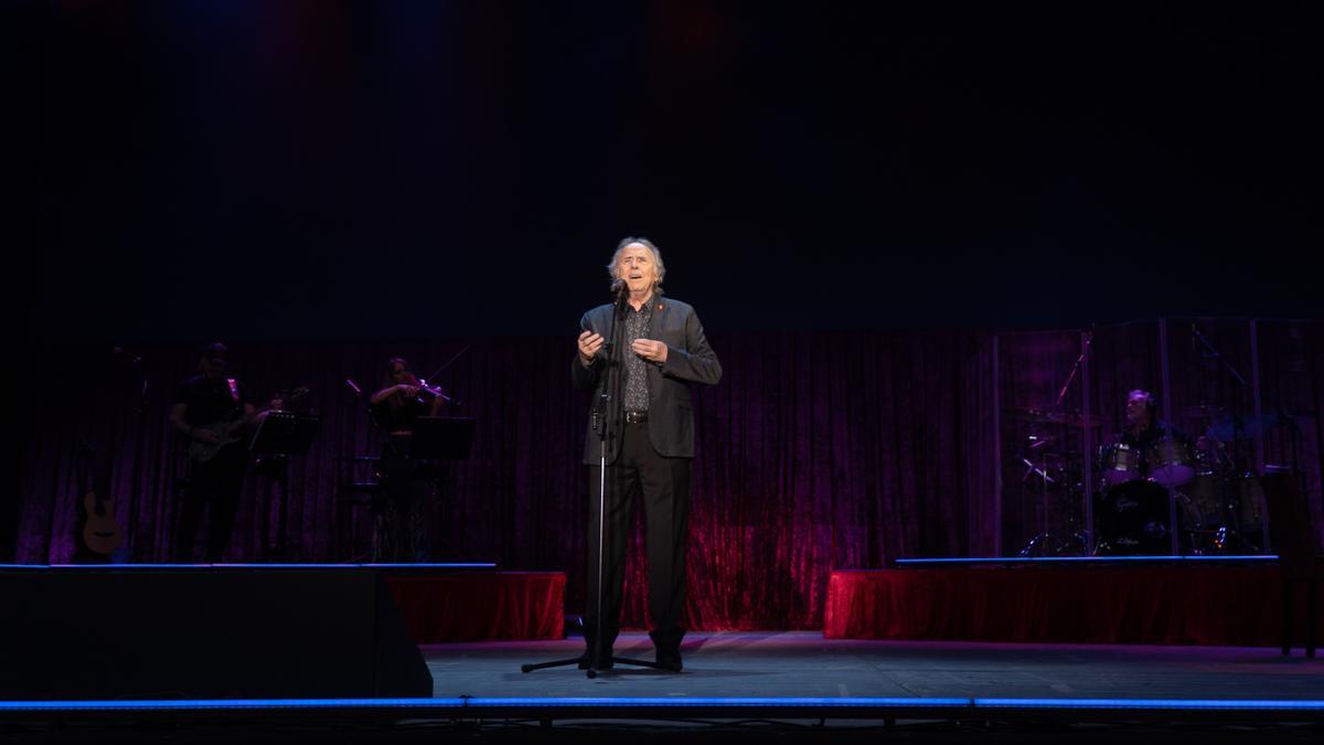 El cantautor Joan Manuel Serrat durante su concierto en el Auditorio Castrelos