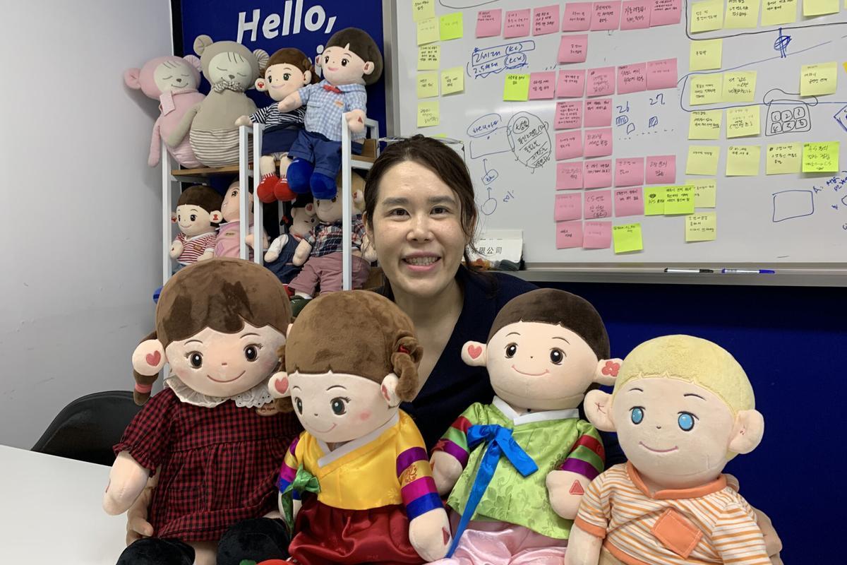 La directora ejecutiva de Hyodol, Kim Ji-hee, posa para una foto de los muñecos con inteligencia artificial para el cuidado de adultos mayores en la sede de la oficina en Anyang, provincia de Gyeonggi, al sur de Seúl. EFE/Ruy A. Valdés