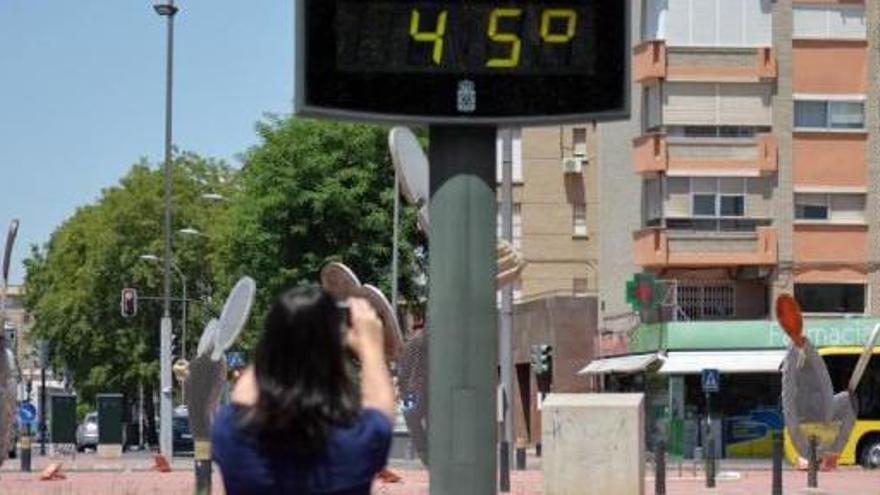 Una joven hace una foto al termómetro de Plaza Castilla.
