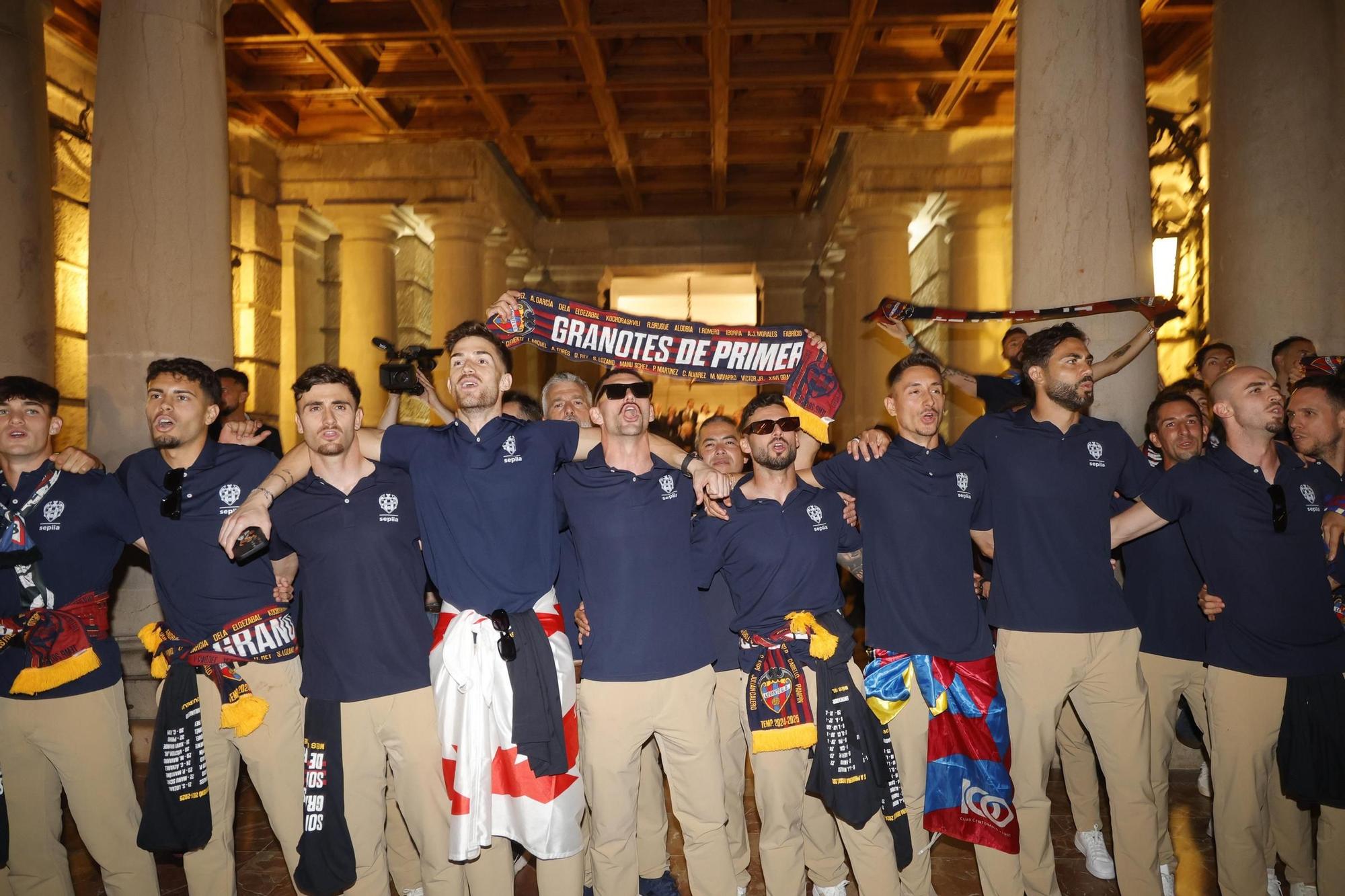 Todas las fotos de la rúa del Levante UD por su ascenso a Primera División