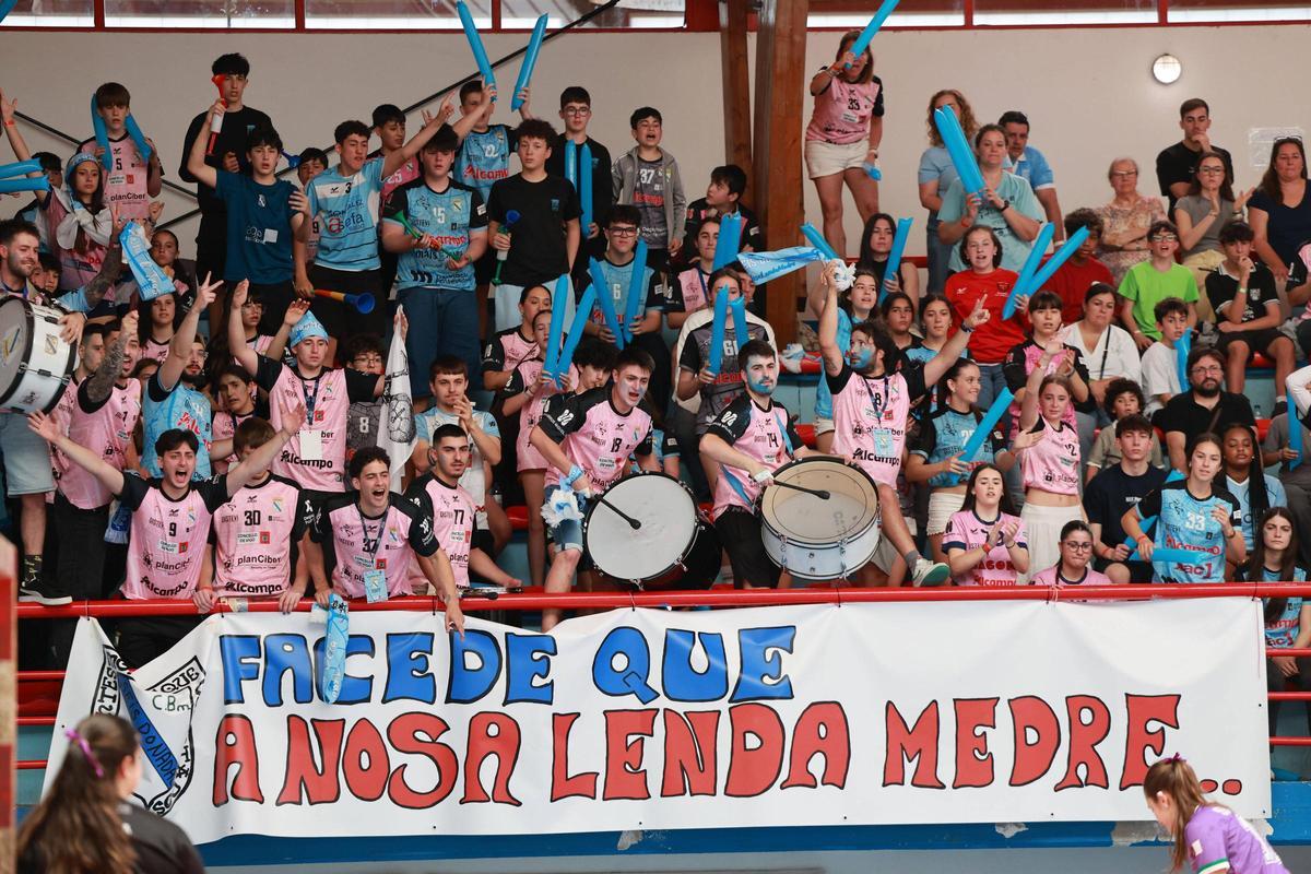 Aficionados, en las gradas de Coia.