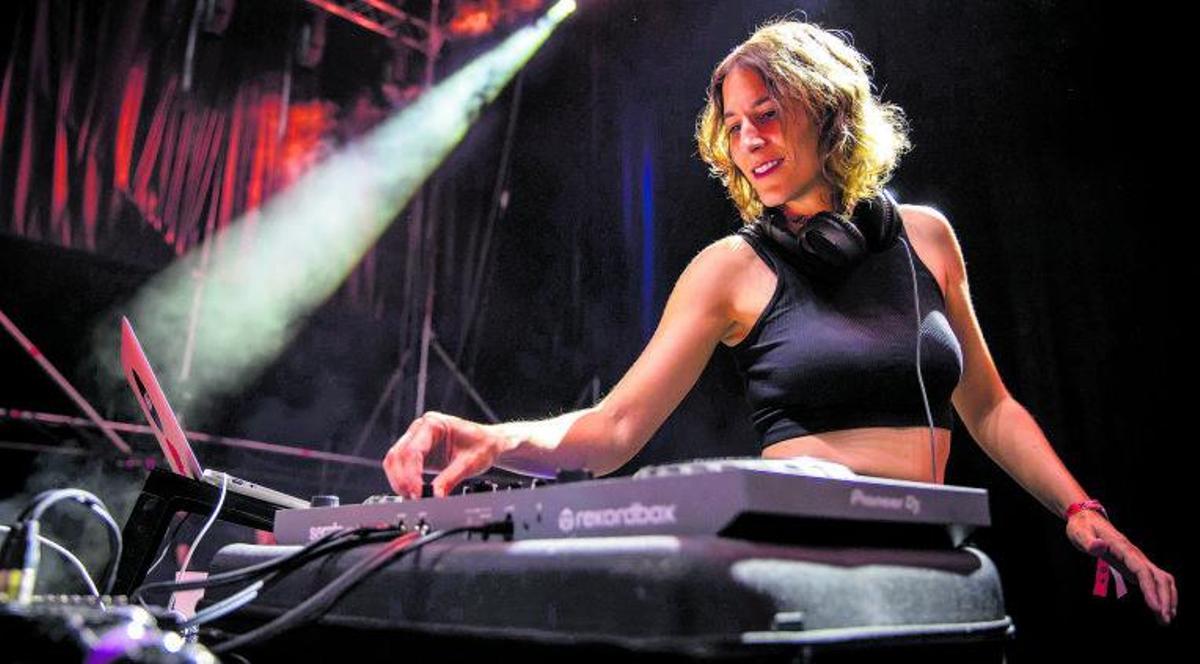 La figuerenca Ryna DJ, en plena acció al Festival Ítaca, a l’Estartit, on el juny passat va punxar davant més de dues mil persones. | XÈNIA GASULL /ÍTACA