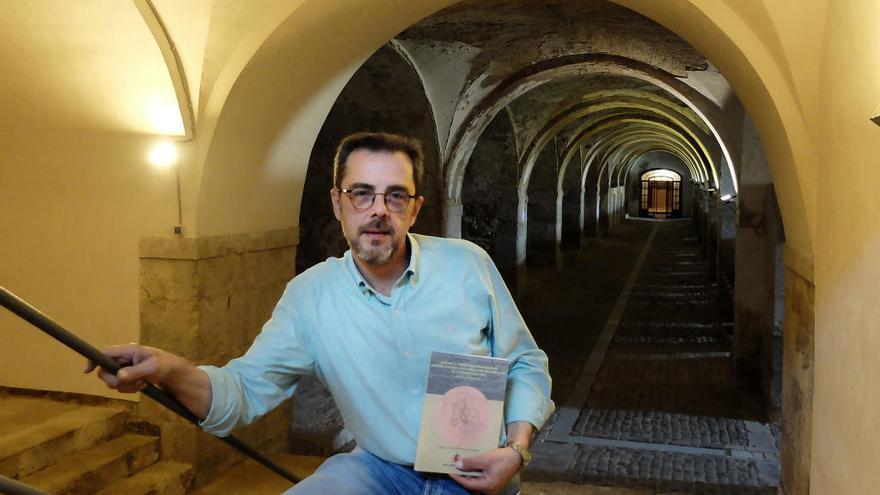 Alfons Martínez, fotografiat amb el llibre a Sant Ferran