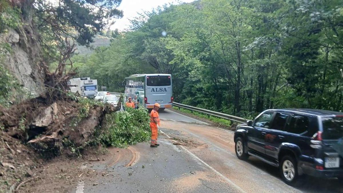 Momento en el que se reanudó el tráfico en la AS-15 esta mañana tras liberar un carril.