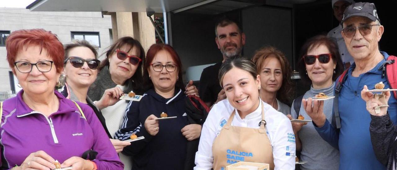 La campaña “Galicia sabe amar”, de la Xunta de Galicia, llegó ayer a Pereiro de Aguiar con una food truck donde se pudo probar los petiscos realizados con peces y mariscos gallegos.   | // F. CASANOVA