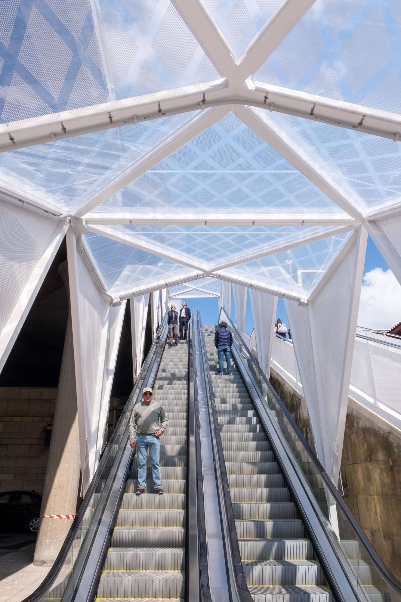 Las nuevas escaleras mecánicas que conectan Uría con la Losa de Oviedo empiezan a funcionar