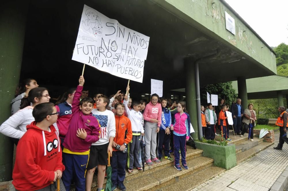 Manifestación frente al centro de salud de La Vega