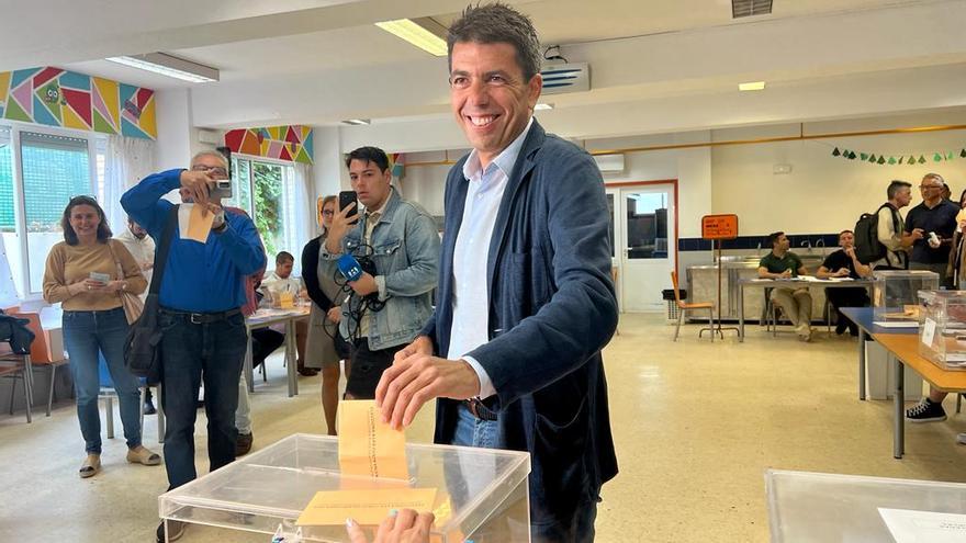 Carlos Mazón, votando esta mañana en Alicante.