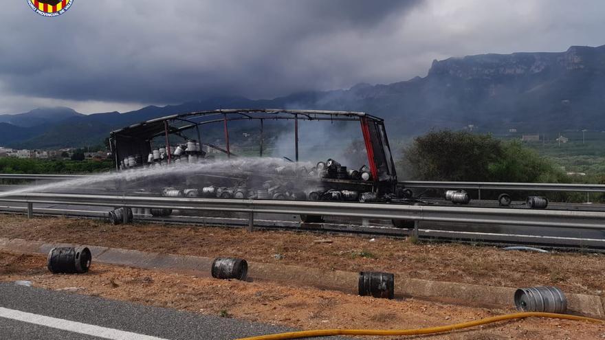 Un camión se incendia en la AP-7 a la altura de Llaurí y Corbera