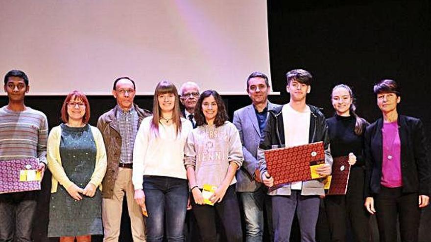 Els estudiants premiats, al Teatre Ignasi Bonnín.