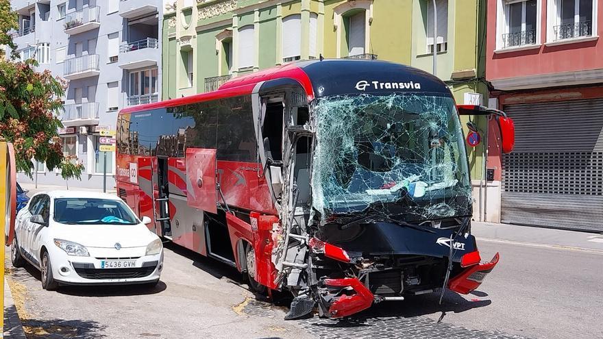 Un autobús impacta contra una finca en Carcaixent
