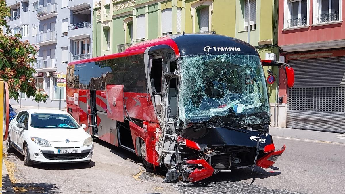 Un autobús impacta contra una finca en Carcaixent