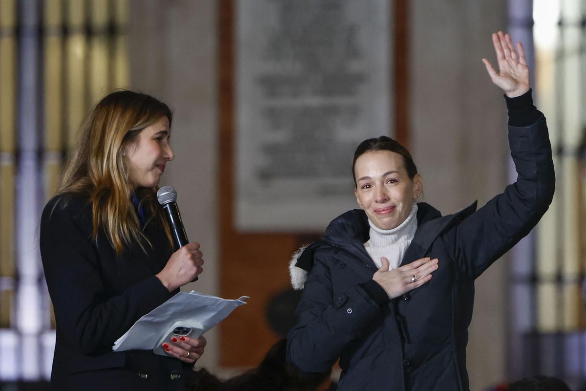 MADRID, 09/01/2025.- Carolina Gonzalez (d), hija de Edmundo Gonzalez, participa en una manifestación convocada en Madrid para apoyar al candidato opositor Edmundo González como presidente electo de Venezuela, este jueves, en vísperas de la toma de posesión presidencial en Caracas. EFE/ Mariscal