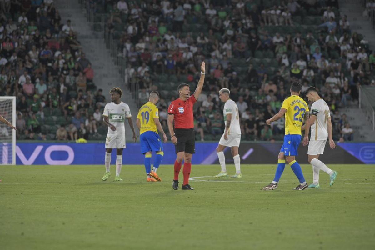 Gil Manzano anula el gol del Nteka por fuera de juego