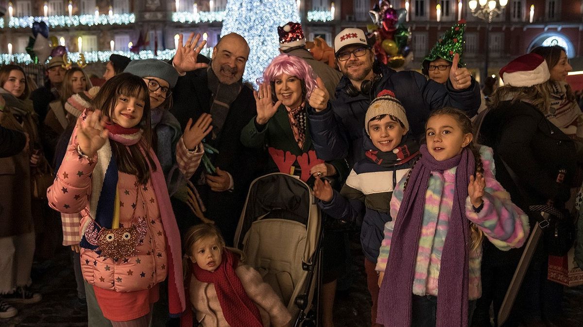 Santiago Segura junto a Antonio Resines, Loles León y los niños protagonistas de 'Padre no hay más que uno 3'.