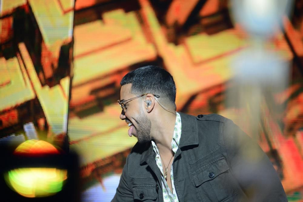 O cantante Romeo Santos subiu ao escenario do Coliseum ane 5.000 persoas cun micrófono dourado e cunha coroa, gafas de sol e ganas de bailar. Repasou os seus éxitos como 'Eres mía, mía, mía'.