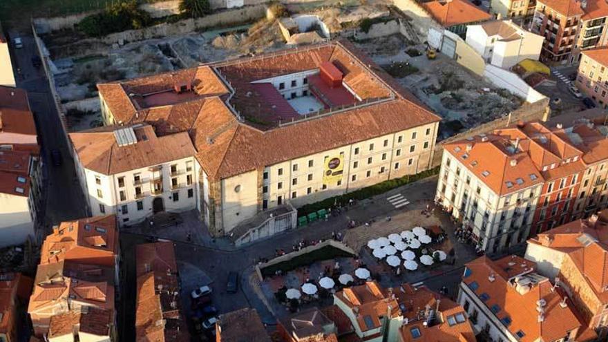 Imagen aérea del edificio de la Tabacalera, en Cimadevilla.