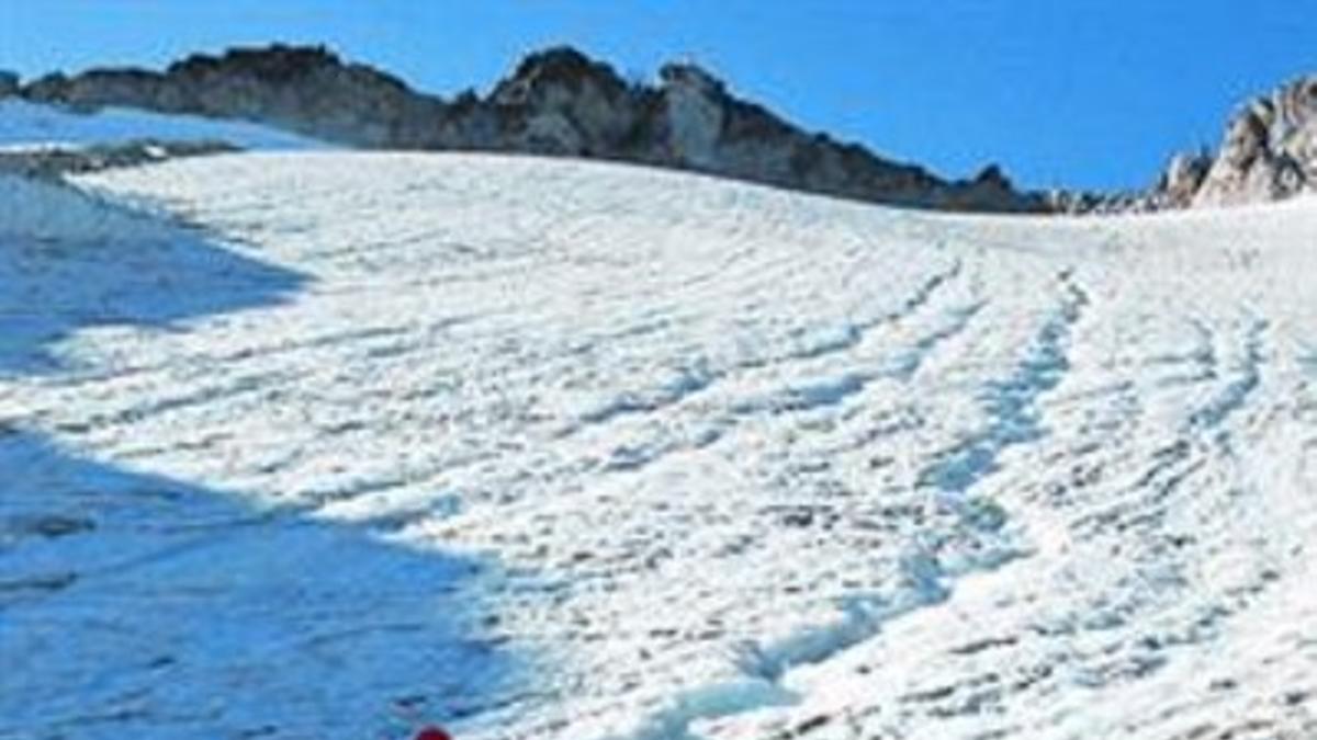 Fundido 8 Solo un año separa ambas fotos de Jordi Camins del glaciar de Maladeta. Un punto rojo indica la punta de la misma roca.