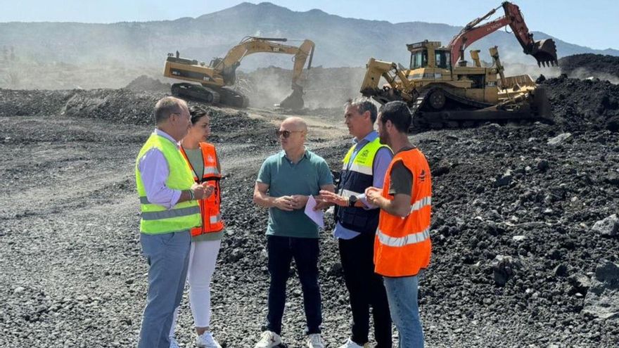 Autoridades en el inicio de trabajos en el camino Cumplido.