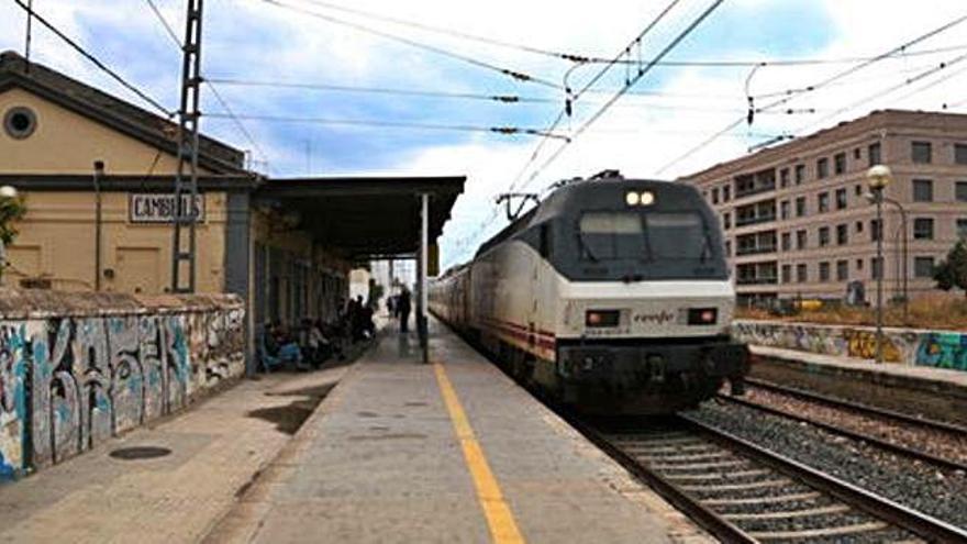 Un tren circula amb normalitat per l&#039;estació de Cambrils a Tarragona