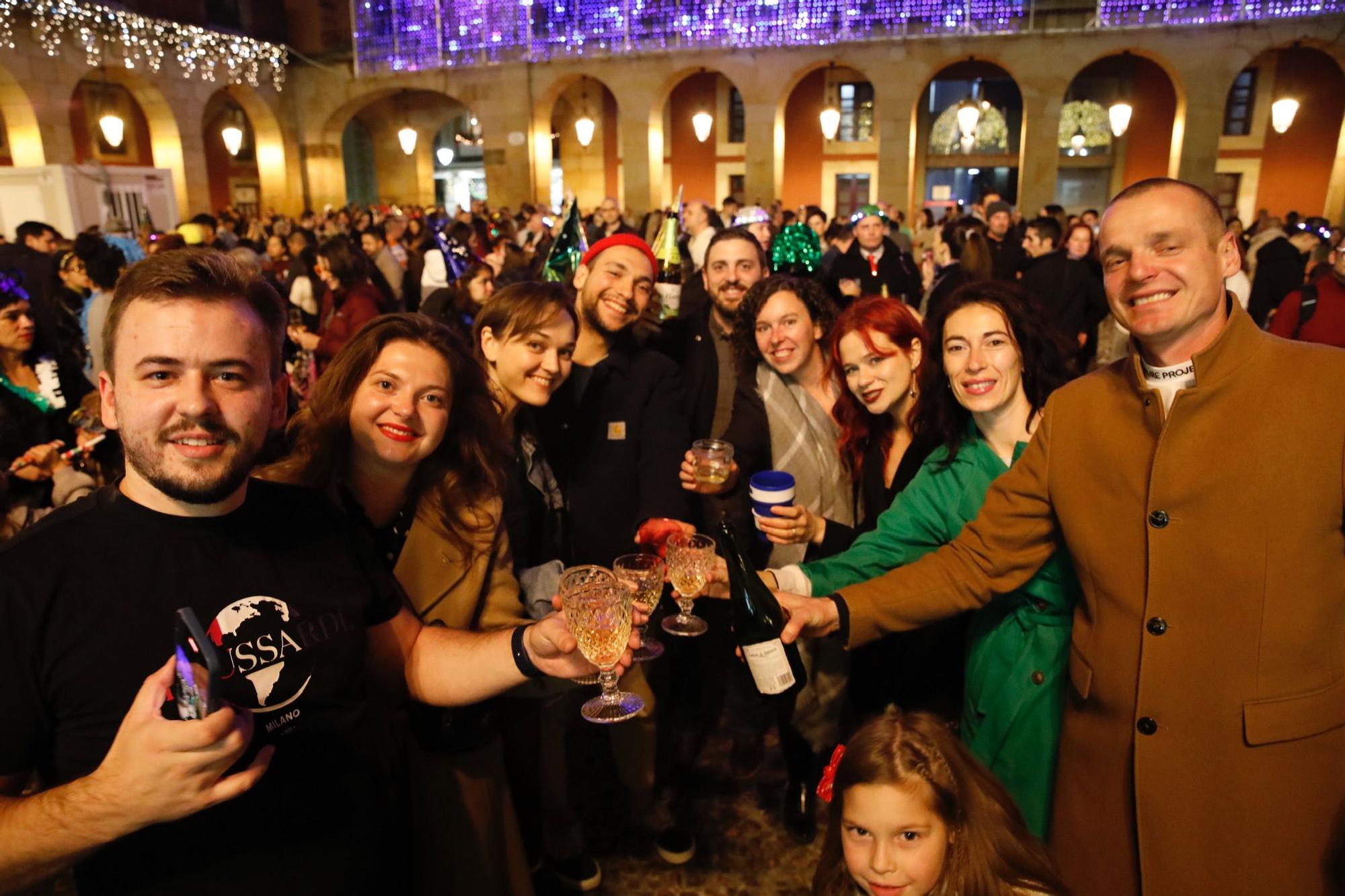 En imágenes: Gijón recibe el 2023 en la plaza Mayor, pero sin campanadas