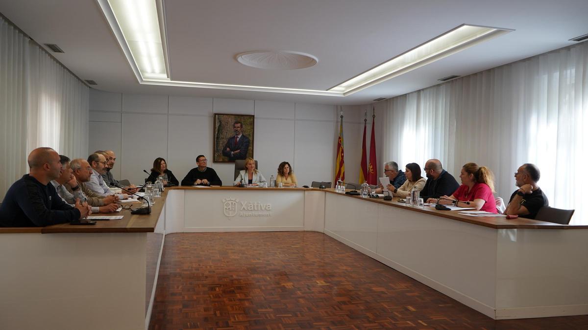 Integrantes en la mesa de negociación convocada en Xàtiva.