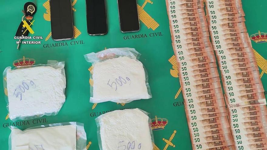 Intentan embarcar en el ferri de Dénia a Ibiza dos kilos de cocaína ocultos en una maleta