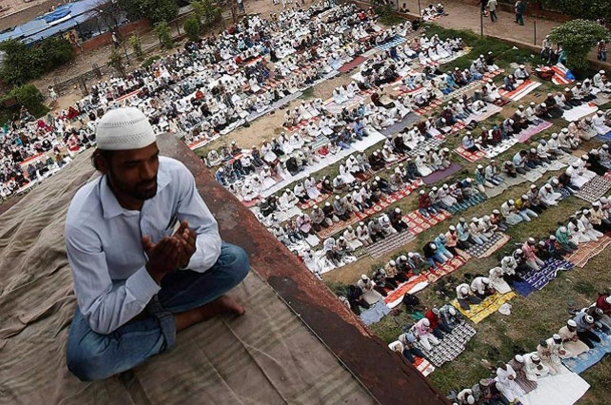 Musulmans resant a la Khama Masjid (Gran Mesquita) de Delhi, Índia. El dia 20 d’agost se celebra l’Eid-al -Fitr, que marca el fi del Ramadà, el mes més sagrat al calendari islàmic.