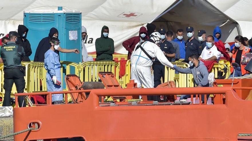 Rescatan a 153 migrantes a bordo de tres pateras en aguas próximas a Canarias