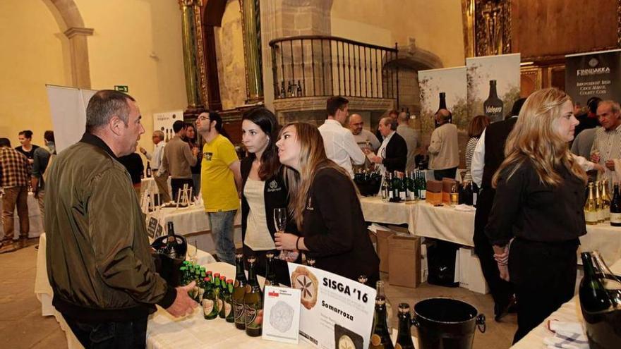 Visitantes a la cata de sidras de gala, ayer, en el colegiata de San Juan Bautista.