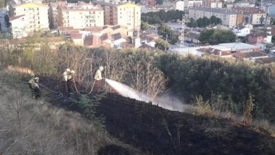 Els bombers treballant a Olot