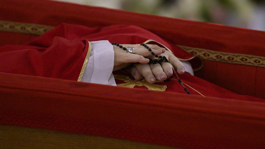 Estas son las primeras imágenes del papa Francisco en el ataúd