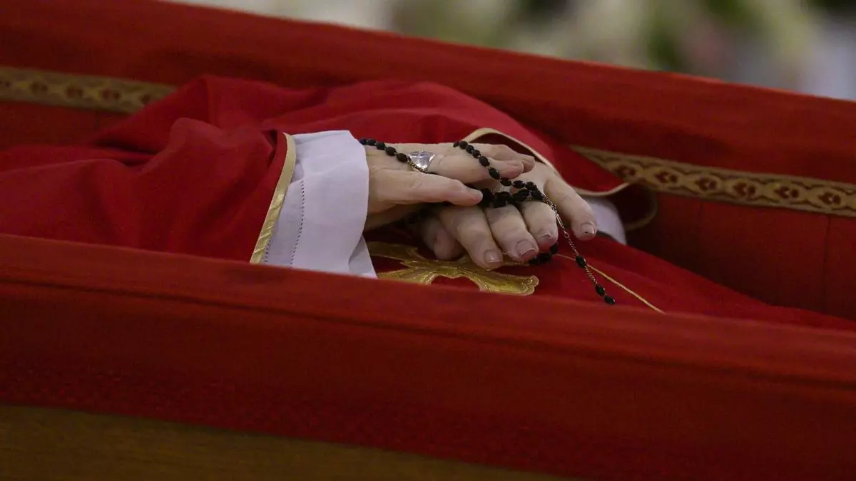 Estas son las primeras imágenes del papa Francisco en el ataúd