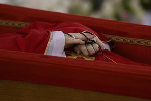 Estas son las primeras imágenes del papa Francisco en el ataúd
