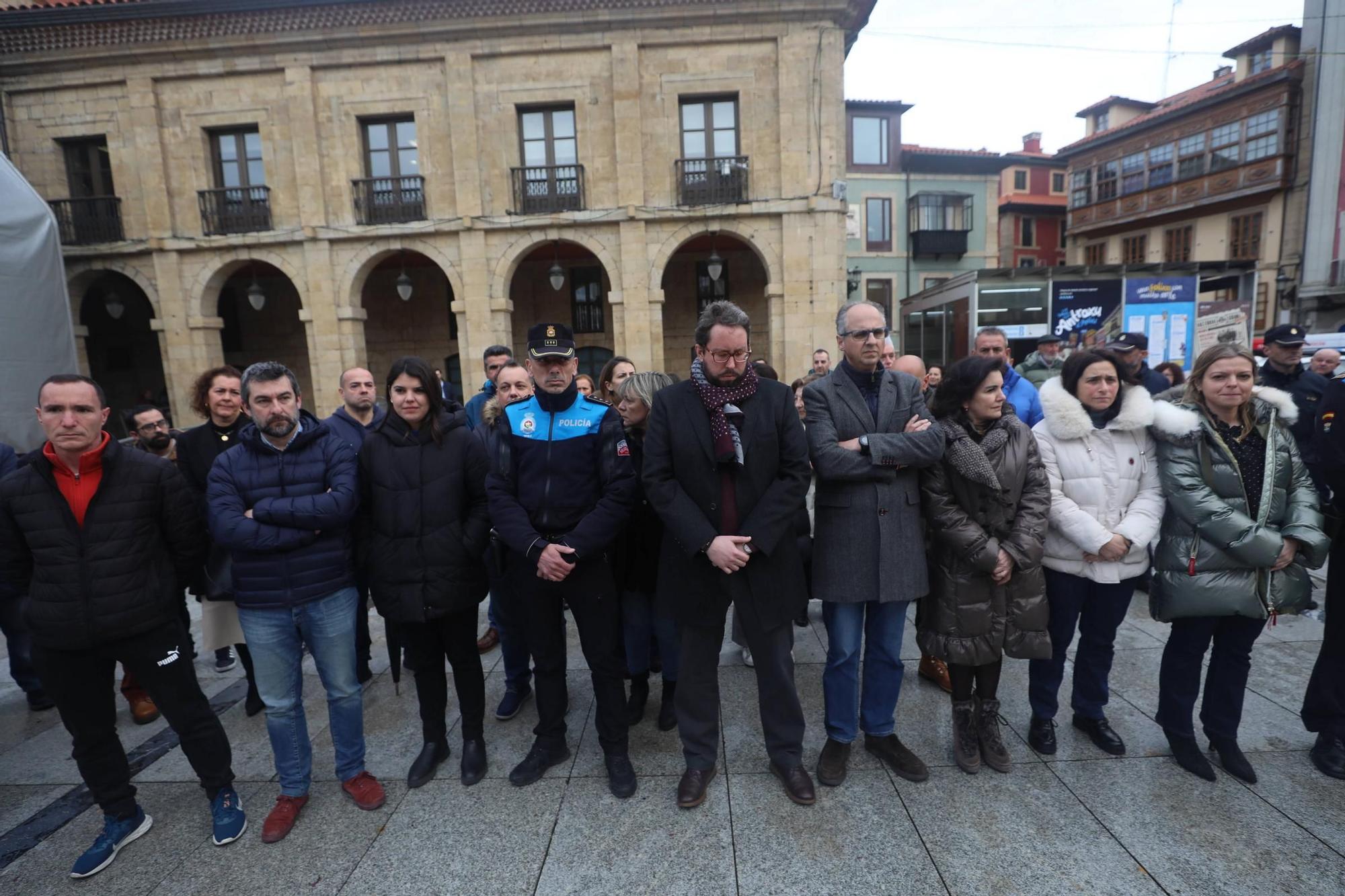 EN IMÁGENES: Avilés se suma al minuto de silencio por el asesinato en acto de servicio de dos guardias civiles en Barbate