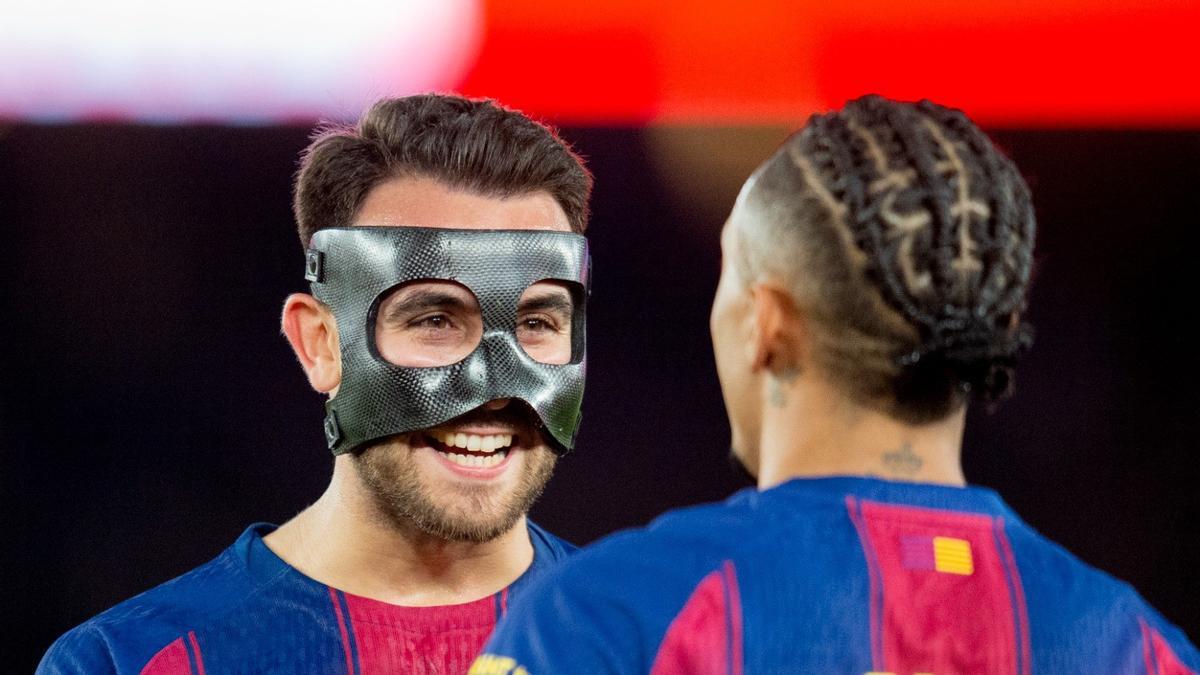 Eric Garcia, sonriente, habla con Raphinha.