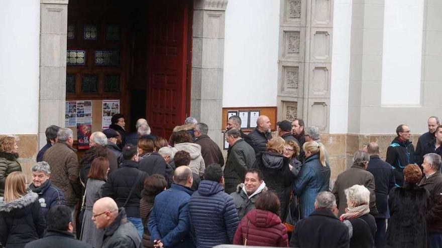 Familia y amigos, a las puertas de la iglesia de San Félix, antes del inicio del funeral.