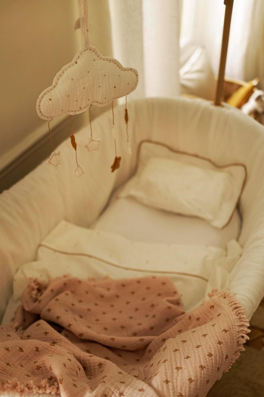 Minicuna con colgador en forma de nube, de Zara Home