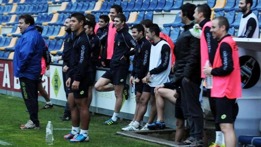 El técnico y los jugadores granates, tras un entrenamiento en Pasarón. // Rafa Vázquez