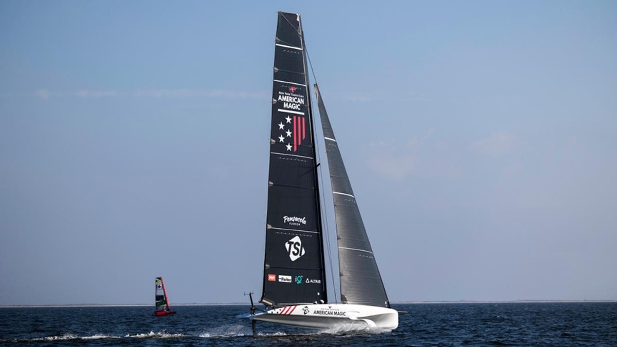 El monocasco del equipo American Magic Team entrenando en la bahía de Pensacola, en California, en abril de 2023.