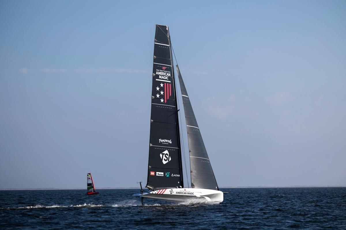 El monocasco del equipo American Magic Team entrenando en la bahía de Pensacola, en California, en abril de 2023.