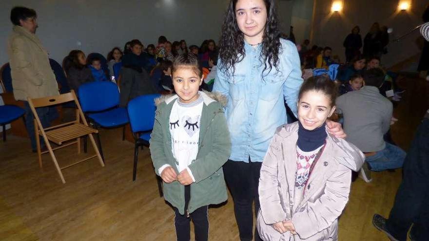 Por la izquierda, Adriana Vega, Aroa Calzón y Leyre Pérez, ayer, en el cine Marvi de Tineo.