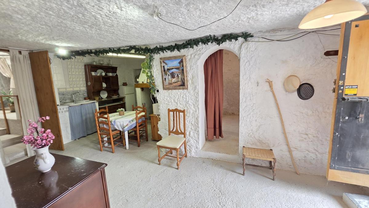 La cocina con el salón comedor.