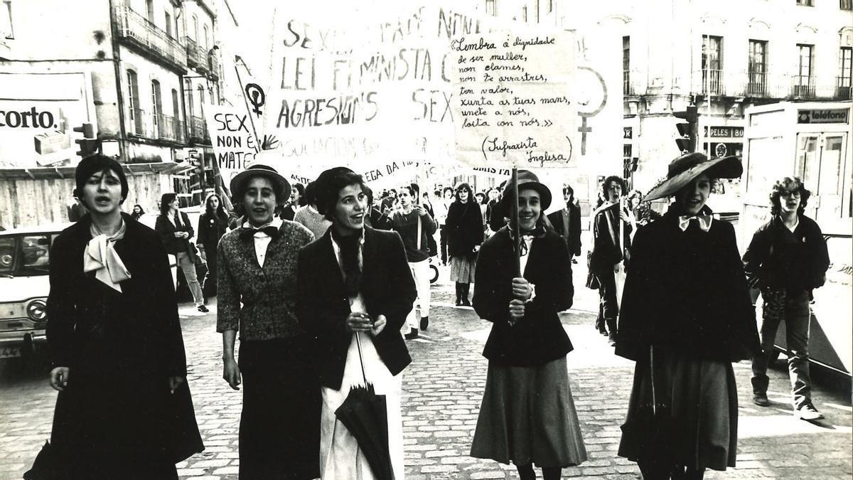 De esquerda a dereita, Maruxa, Anxos Delgado, Xoana, María Xesús Delgado e Isabel Peleteiro, dos GMU, caracterizadas de sufraxistas nos 80.