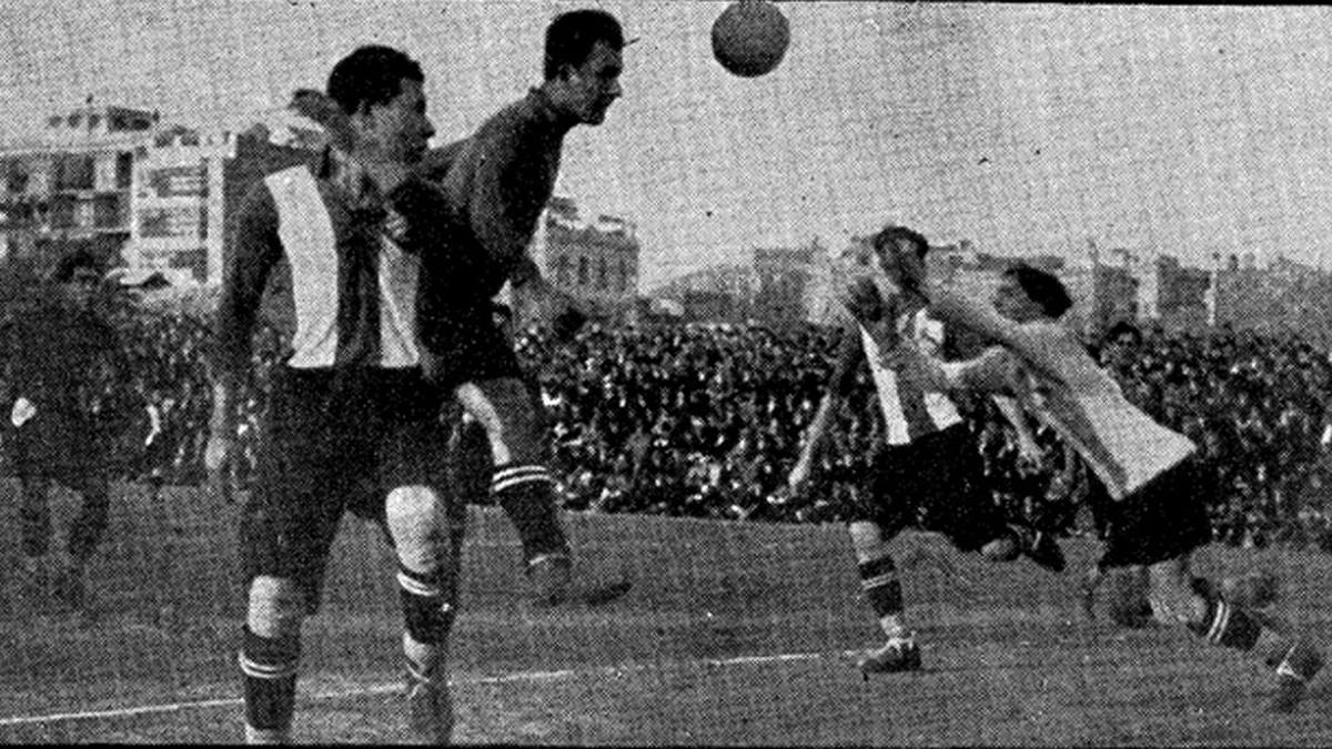 Una imagen del Barça-Espanyol (10-0) de 1922. En acción, Vicenç Martínez